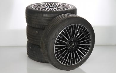 Juego completo de ruedas de verano de aleación de 20 pulgadas con neumáticos Pirelli para EQA H243, original Mercedes-AMG